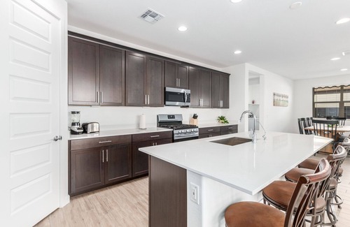 Desert View Casa | New Listing! Heated Sparkling Pool, Fast Wifi, King Bed, Putting Green!