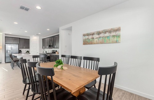 Desert View Casa | New Listing! Heated Sparkling Pool, Fast Wifi, King Bed, Putting Green!