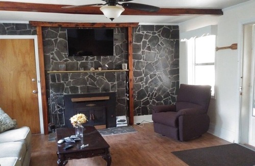 Dayton Casa | NEW LISTING! Historic Mountain Farmhouse by RedAwning