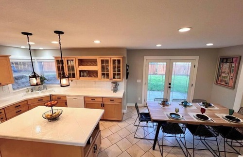 Washougal Casa | New listing: Home is bright & cheery!
