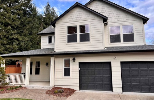 Washougal Casa | New listing: Home is bright & cheery!