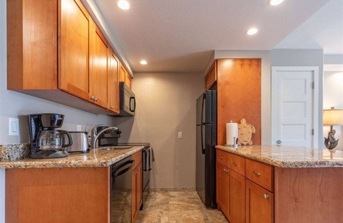Historic Lahaina Front Street Condominio | New Listing! Hotel Zone Lahaina Shores Premier Mtn view Studio on the Beach