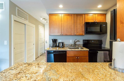 Historic Lahaina Front Street Condominio | New Listing! Hotel Zone Lahaina Shores Premier Mtn view Studio on the Beach