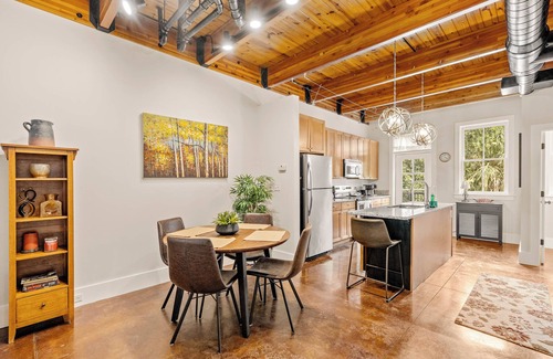 Habersham Condominio | NEW LISTING in the Heart of Sought-After Habersham, Sleeps 5