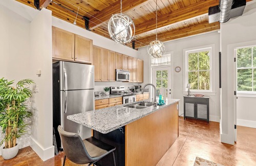 Habersham Condominio | NEW LISTING in the Heart of Sought-After Habersham, Sleeps 5