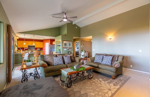 Kona Palisades Casa | NEW LISTING Kailua-Kona 3-bedroom, 2-bath single-family home Ocean & Sunset View