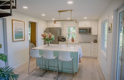 Cleveland Casa | New Listing: Lake Michigan beach home: kayaks, games, PS5, foosball, volleyball
