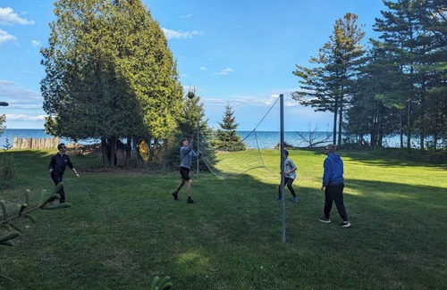 Cleveland Casa | New Listing: Lake Michigan beach home: kayaks, games, PS5, foosball, volleyball