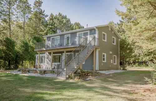 Cleveland Casa | New Listing: Lake Michigan beach home: kayaks, games, PS5, foosball, volleyball