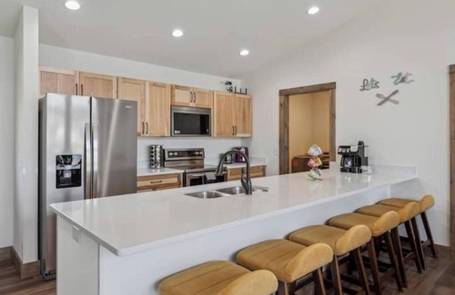 New Lisbon Casa | New Listing Lakeside Beach Sleeps 15+ Pet friendly Firepit, Grill, Kayaks, Games