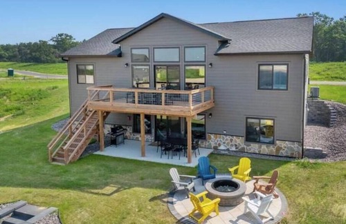 New Lisbon Casa | New Listing Lakeside Beach Sleeps 15+ Pet friendly Firepit, Grill, Kayaks, Games