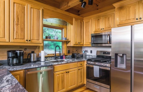 Dahlonega Cabina | New Listing! Lakeview Retreat-3-Bed/3-Bath/HotTub/Ping-Pong/Lake!