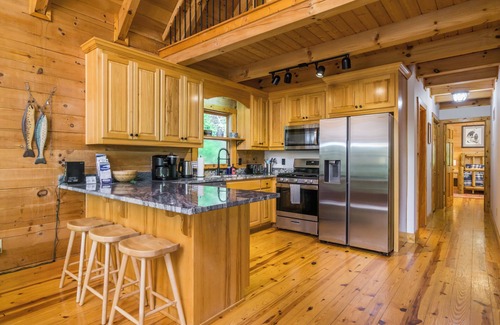 Dahlonega Cabina | New Listing! Lakeview Retreat-3-Bed/3-Bath/HotTub/Ping-Pong/Lake!