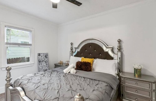 Pittsburgh Casa | New Listing Large Home Near Mercedes Benz Stadium Sleeps 12 Coffee BBQ AC Parking