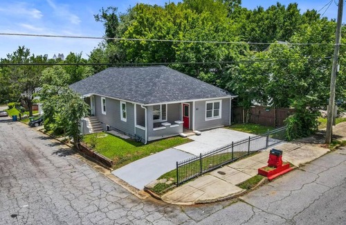 Pittsburgh Casa | New Listing Large Home Near Mercedes Benz Stadium Sleeps 12 Coffee BBQ AC Parking