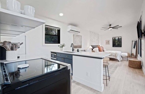 Logan Cabina | New Listing! Luxury Couples Cabin, Hot Tub & Views