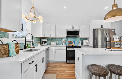 Tranquil Harbour Casa | New Listing Luxury House 5 Min Walk to Beach