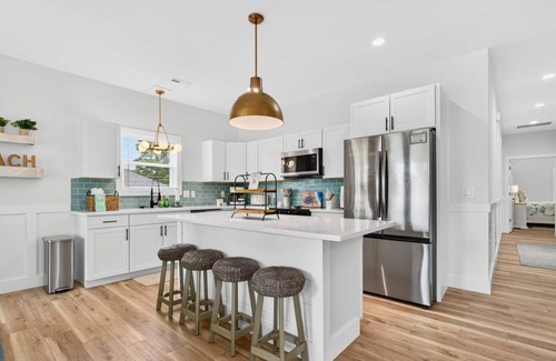 Tranquil Harbour Casa | New Listing Luxury House 5 Min Walk to Beach