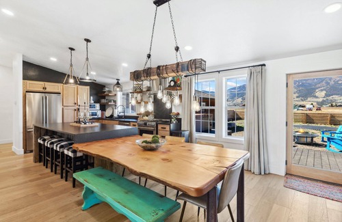 Creede Casa | New Listing! Luxury Home, Private Hot Tub, Mountain Views, Pet-Friendly