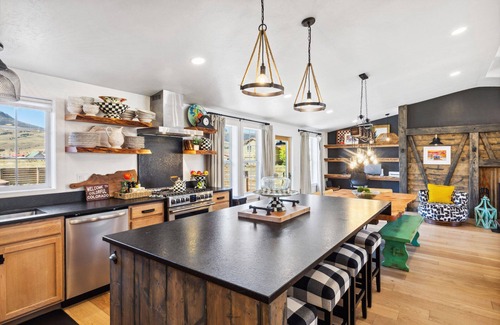 Creede Casa | New Listing! Luxury Home, Private Hot Tub, Mountain Views, Pet-Friendly