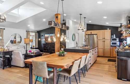 Creede Casa | New Listing! Luxury Home, Private Hot Tub, Mountain Views, Pet-Friendly