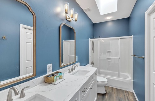 Saint Albans Casa | NEW LISTING! Luxury Golf Retreat with HOT TUB Near Dreamy Wedding Venues by RedAwning