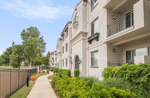 Valencia Apartamento | NEW LISTING! Modern Suite*VIP*WIFI*Pool*2 King beds*AC by RedAwning