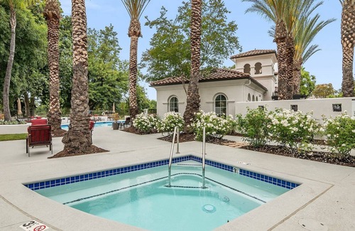 Valencia Apartamento | NEW LISTING! Modern Suite*VIP*WIFI*Pool*2 King beds*AC by RedAwning