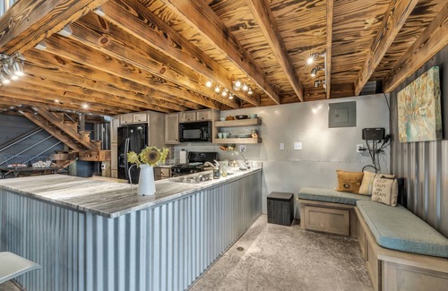 Trenton Cabina | New Listing - Mountaintop with mountain views - Industrial Farm Stay - Chattanooga -Cloudland Canyon