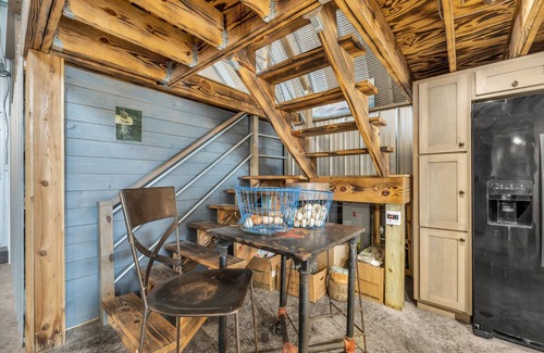 Trenton Cabina | New Listing - Mountaintop with mountain views - Industrial Farm Stay - Chattanooga -Cloudland Canyon
