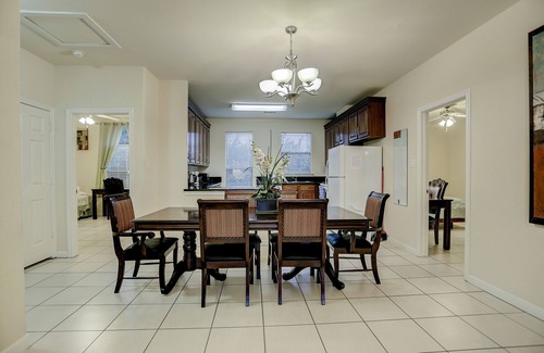 Spring Branch Central Condominio | ¡¡Nuevo listado!! Condominio recién amueblado, I-10 West / Beltway 8, 4 habitaciones 2 baños, 77080