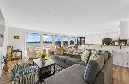 Harbor Casa | NEW LISTING Oceanfront 3 bedroom / 3 bath home overlooking the Brookings Harbor