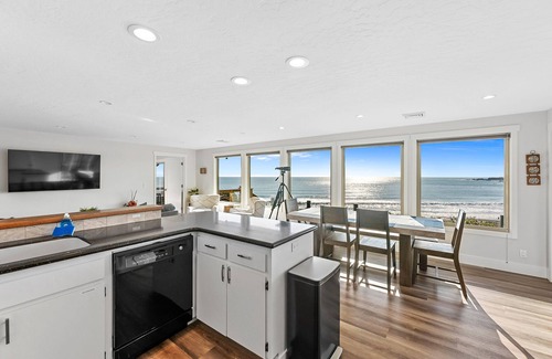 Harbor Casa | NEW LISTING Oceanfront 3 bedroom / 3 bath home overlooking the Brookings Harbor