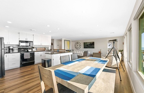 Harbor Casa | NEW LISTING Oceanfront 3 bedroom / 3 bath home overlooking the Brookings Harbor