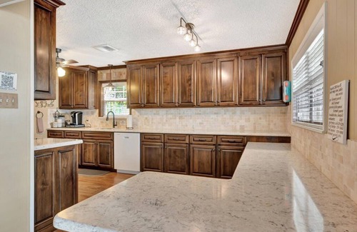 Hemphill Casa | New Listing- On Toledo Time, Hemphill. TX