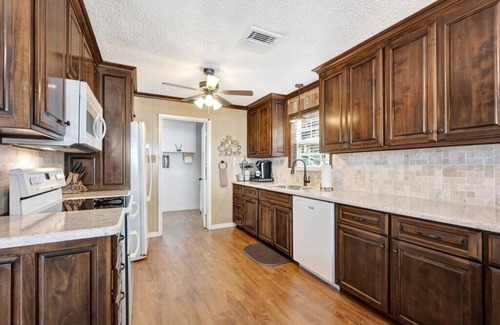 Hemphill Casa | New Listing- On Toledo Time, Hemphill. TX