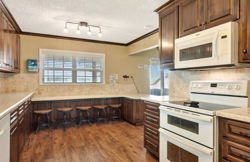 Hemphill Casa | New Listing- On Toledo Time, Hemphill. TX