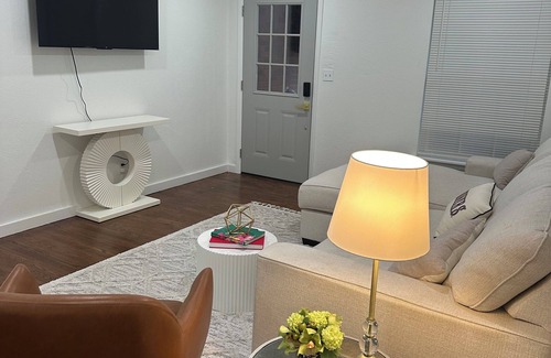 Norman Casa | NEW LISTING! OU~Game Day Ready~Newly Renovated~1.5 miles to campus!