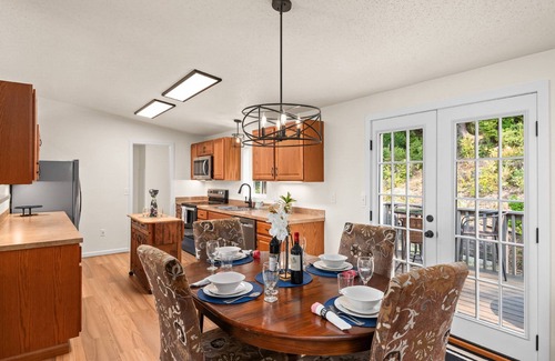 Florence Casa | *New Listing* Peaceful Hilltop Home, Newly Remodeled, Private, Gas Grill, Walk to Lake!