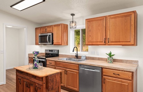 Florence Casa | *New Listing* Peaceful Hilltop Home, Newly Remodeled, Private, Gas Grill, Walk to Lake!