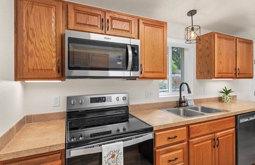 Florence Casa | *New Listing* Peaceful Hilltop Home, Newly Remodeled, Private, Gas Grill, Walk to Lake!