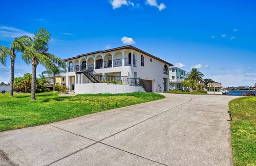Spring Hill Casa | New Listing - Private Estate w/ Heated Pool+Arcade+Pickleball+Kayaks+Waterfront