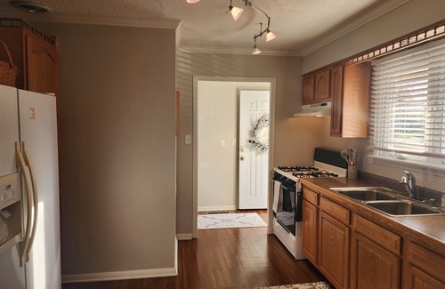 Olney Casa | New listing! Private 3 bedroom 2 bath home with BEAUTIFUL sunroom!