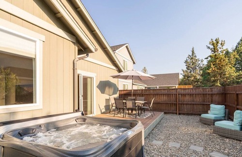 Mountain View District Casa | New Listing! Private Hot Tub ~ Mountain Views