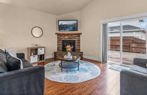 Mountain View District Casa | New Listing! Private Hot Tub ~ Mountain Views