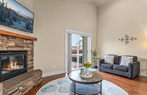 Mountain View District Casa | New Listing! Private Hot Tub ~ Mountain Views