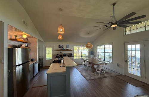 Robertson County Casa | NEW LISTING - Private Lake Retreat with 2 Homes, 5 Bedroom, Hot Tub, and more