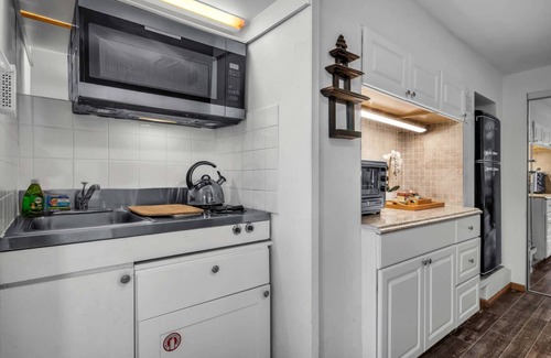 Hollywoodland Casa | New Listing Promo! Experience The Hollywood Hills Views