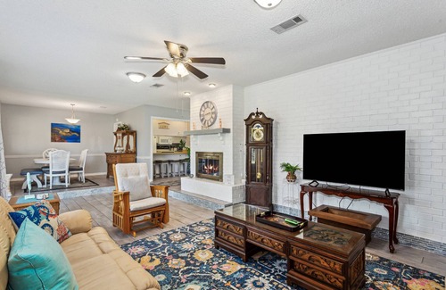 Ono Island Casa | New Listing!| Quiet Neighborhood| Sun Room| Large Patio| Neighborhood beach, playground & tennis