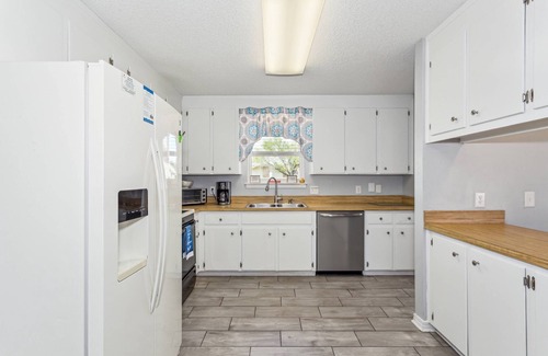 Ono Island Casa | New Listing!| Quiet Neighborhood| Sun Room| Large Patio| Neighborhood beach, playground & tennis